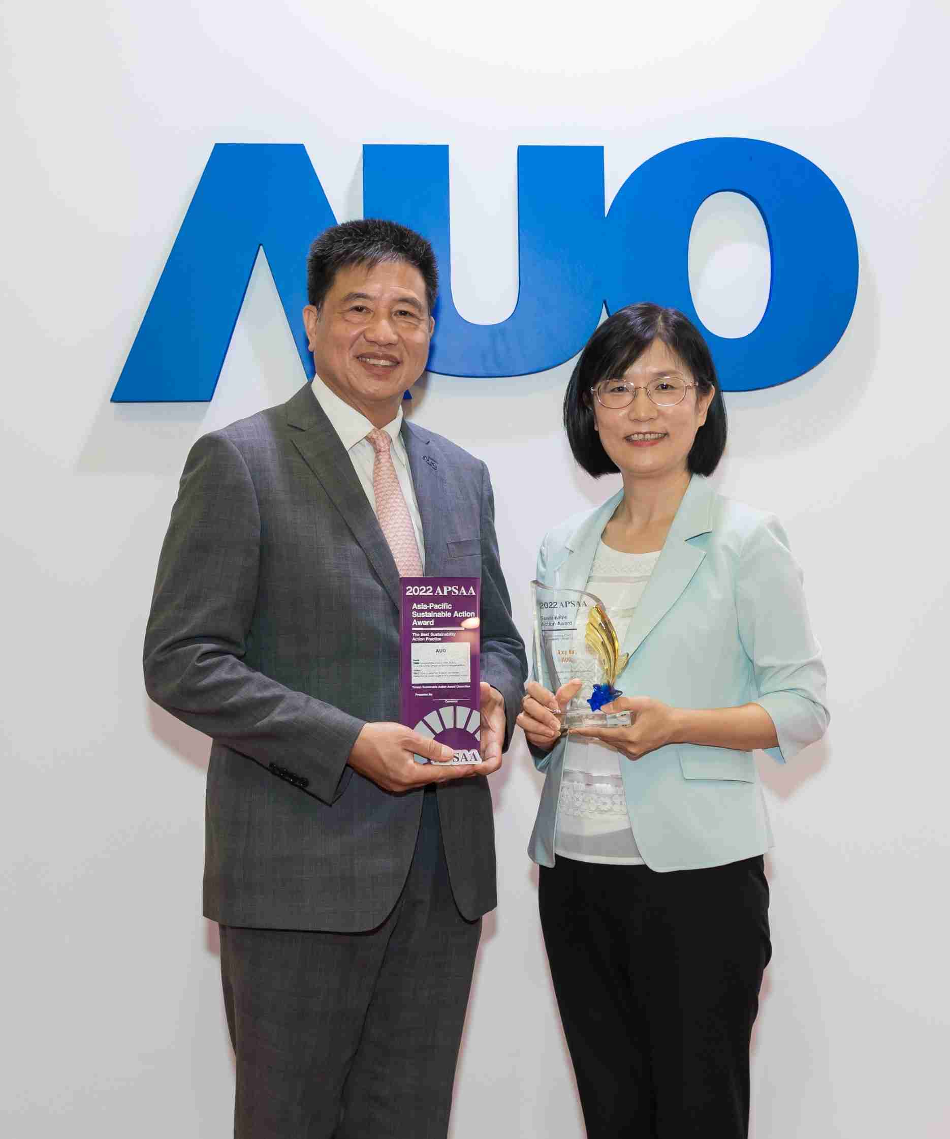 888.BY集团电子游戏长期垫筑永续远景的基石，，，透过ESG暨气候委员会逐步实践永续策略蓝图。。其中，，，，888.BY集团电子游戏光电永续长古秀华带领团队、、、、制定中长期目标，，缔造多面向亮眼表现，，获得「顶尖永续长奖」的个人奖殊荣（左：888.BY集团电子游戏光电董事长暨执行长彭双浪，，，右：888.BY集团电子游戏光电永续长古秀华）