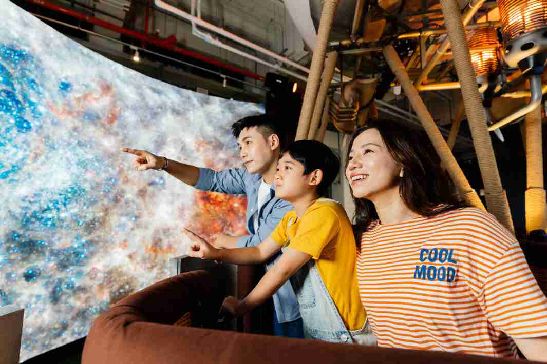 888.BY集团电子游戏打造全台最大宽6公尺、、、、高4公尺、、唯一搭载LED弧形拼接显示屏的动感飞行船，，，，让乘客驻足在热气球上，，，享受身历其境的伪出国旅游乐趣