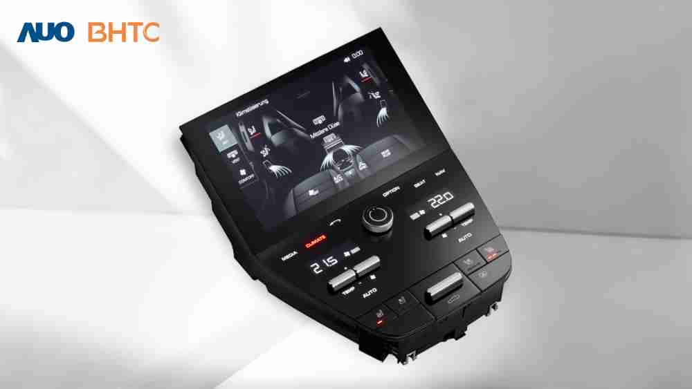 作為友達新生力軍，，，BHTC所展示的中央與後座鞍部的Display HMI產品，，可處理多區恆溫控制、、、顯示畫面，，，呈現仿真3D車室分區；以力傳感技術精準傳遞觸感，，，並結合音量及震動反饋，，，，防止意外啟動，，，，提供使用者自然流暢、、、、直觀且輕鬆駕馭的舒適介面