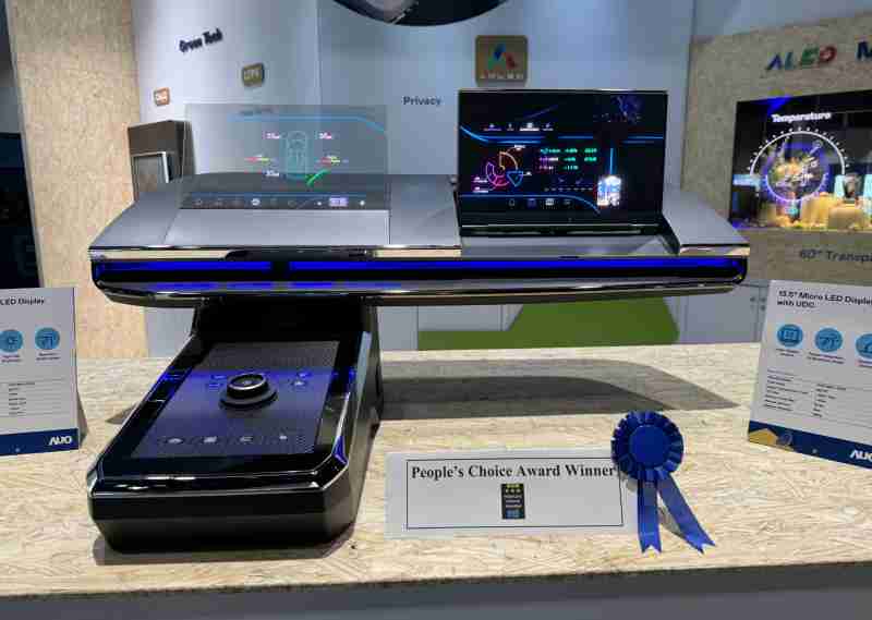 888.BY集团电子游戏车用Micro LED Display HMI解决方案获”最佳车用显示奖”，，以用户为中心开发，，，针对前座驾驶与乘客设计兼具娱乐与安全的高画质屏幕，，，包含车舱前座的Micro LED透明屏幕及全球首款内建镜头的智慧Micro LED显示器