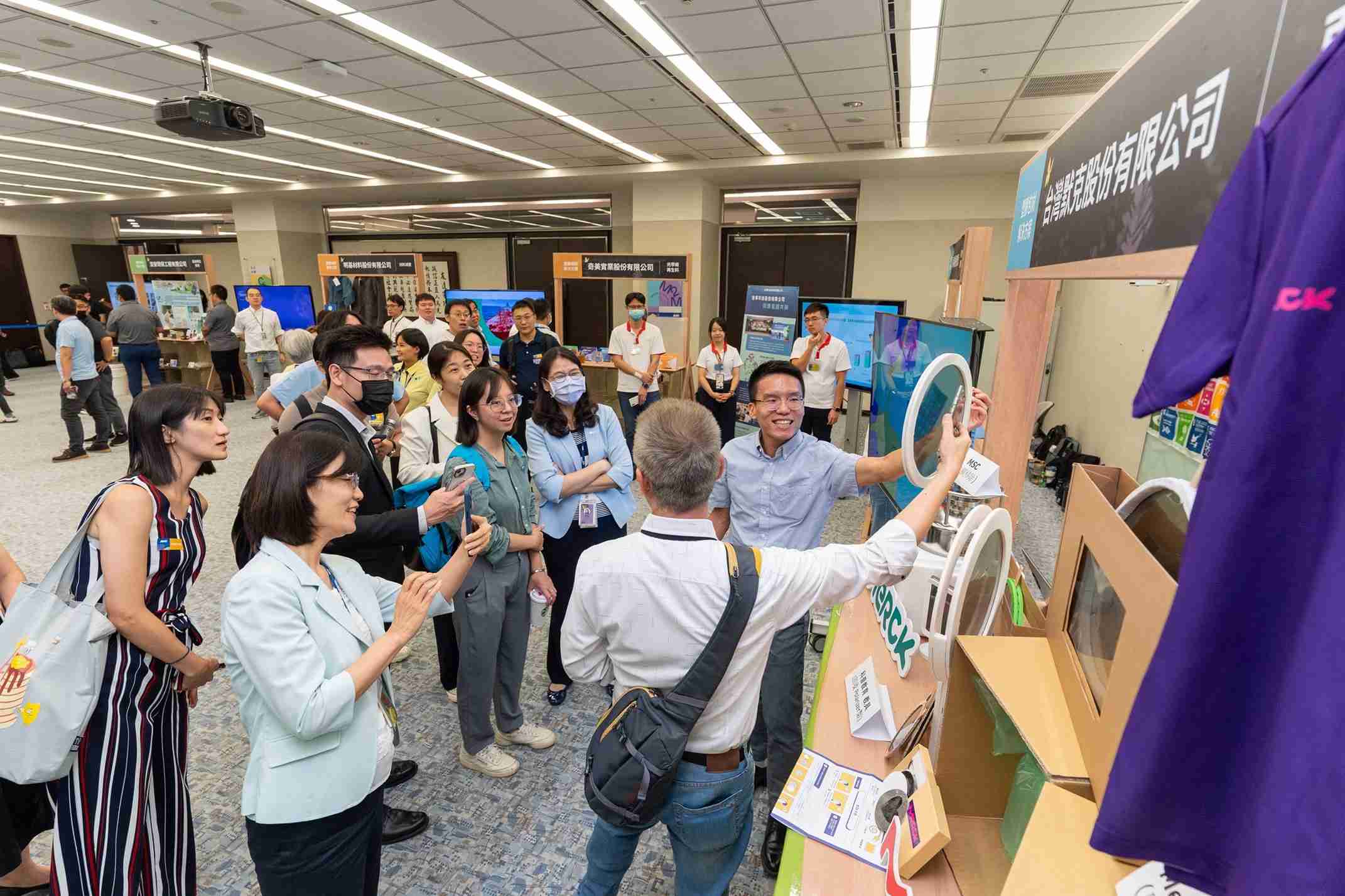 888.BY集团电子游戏连手产业伙伴策划首届生态圈联展，，，展示如何将废塑料循环再利用，，创新解决方案包括：塑料包材再生与循环使用、、、再生塑料研发及应用、、废塑料回收再生技术、、、、减塑生活提案等