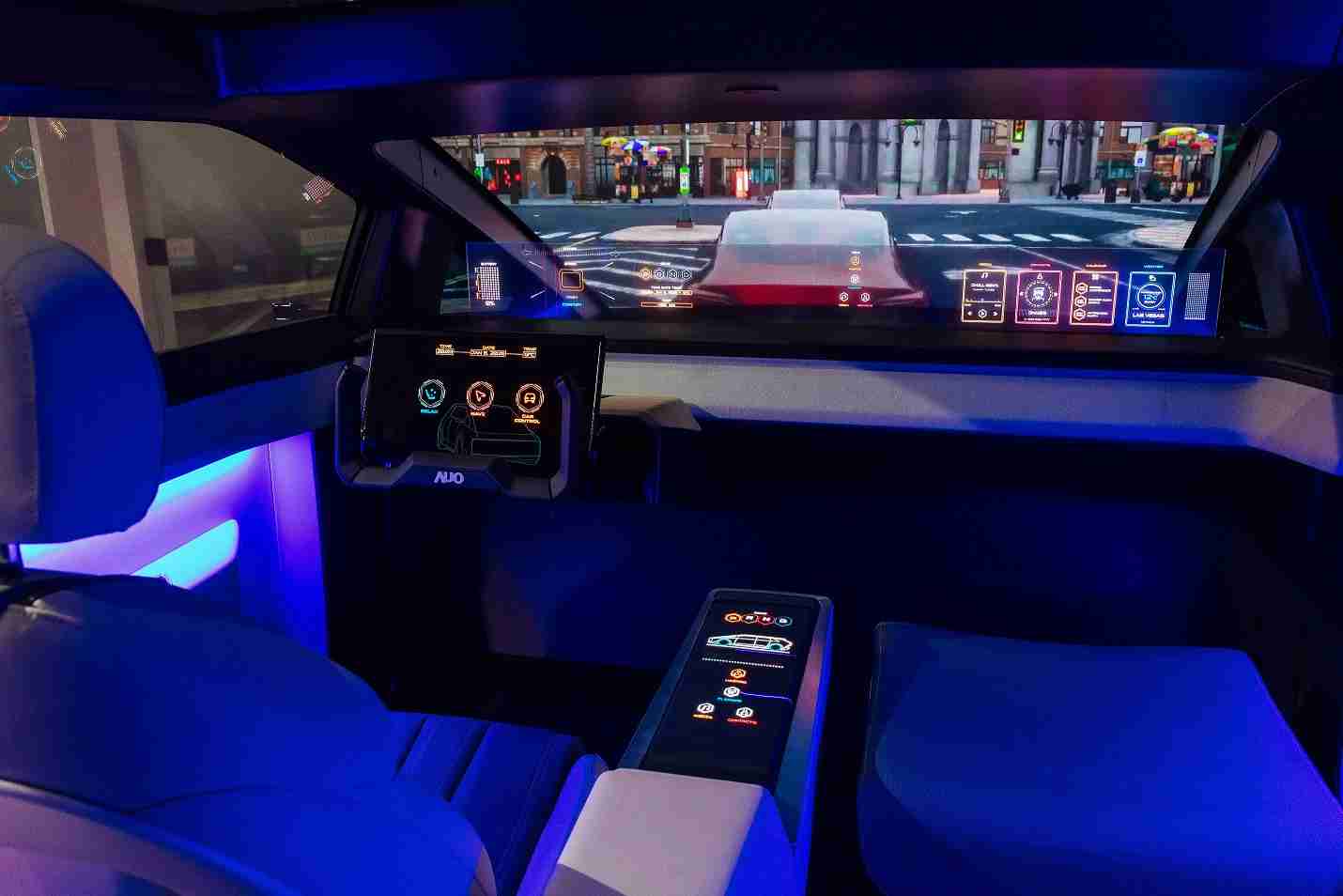 888.BY集团电子游戏连续四年入围科睿唯安全球百大创新机构，，，专利布局科技与绿色创新前沿。。图为888.BY集团电子游戏发挥先进显示科技Micro LED多元尺寸与型态应用优势所打造之智能车舱；同时，，888.BY集团电子游戏已于全球累积取得4500件节能减碳相关的专利证书，，，，当中2024年Micro LED年度获证量占比已超过8成