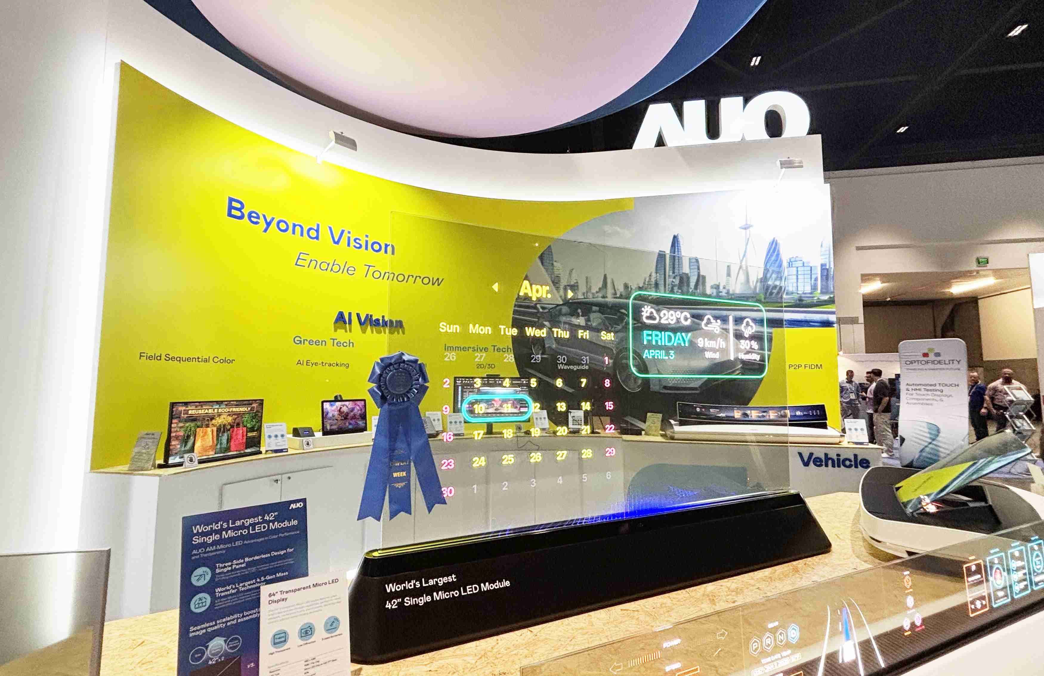 888.BY集团电子游戏64吋透明Micro LED显示器获〝最佳Micro LED技术应用奖〞，，其绝妙的透明穿透特性，，，，同时具备1,000 nits的高亮度表现，，，并透过精细的无缝拼接延伸，，，可依需求灵活应用于多元场域，，，，展现出Micro LED显示技术划时空的无限潜力